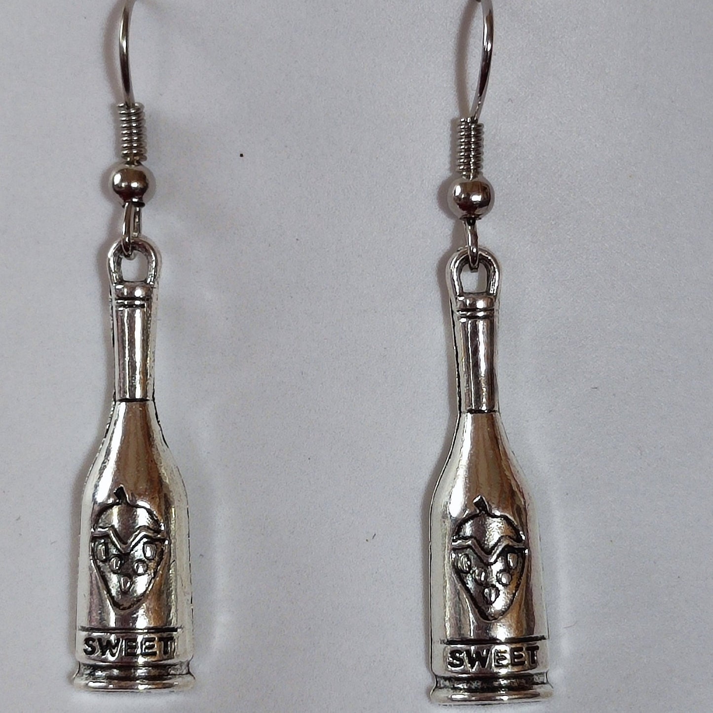 Náušnice flašky vína s jahodou