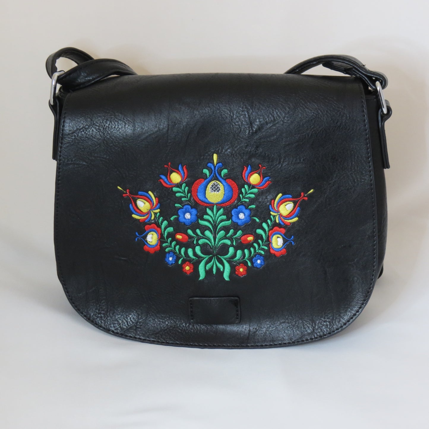 Černá kabelka s folklórní výšivkou