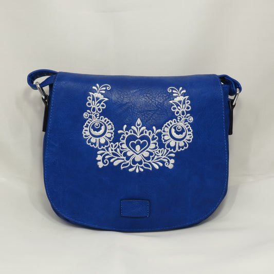 Modrá kabelka s bílou výšivkou